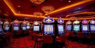 Roulette စက်ဝိုင်းဂိမ်း ကစားနေသောပုံ