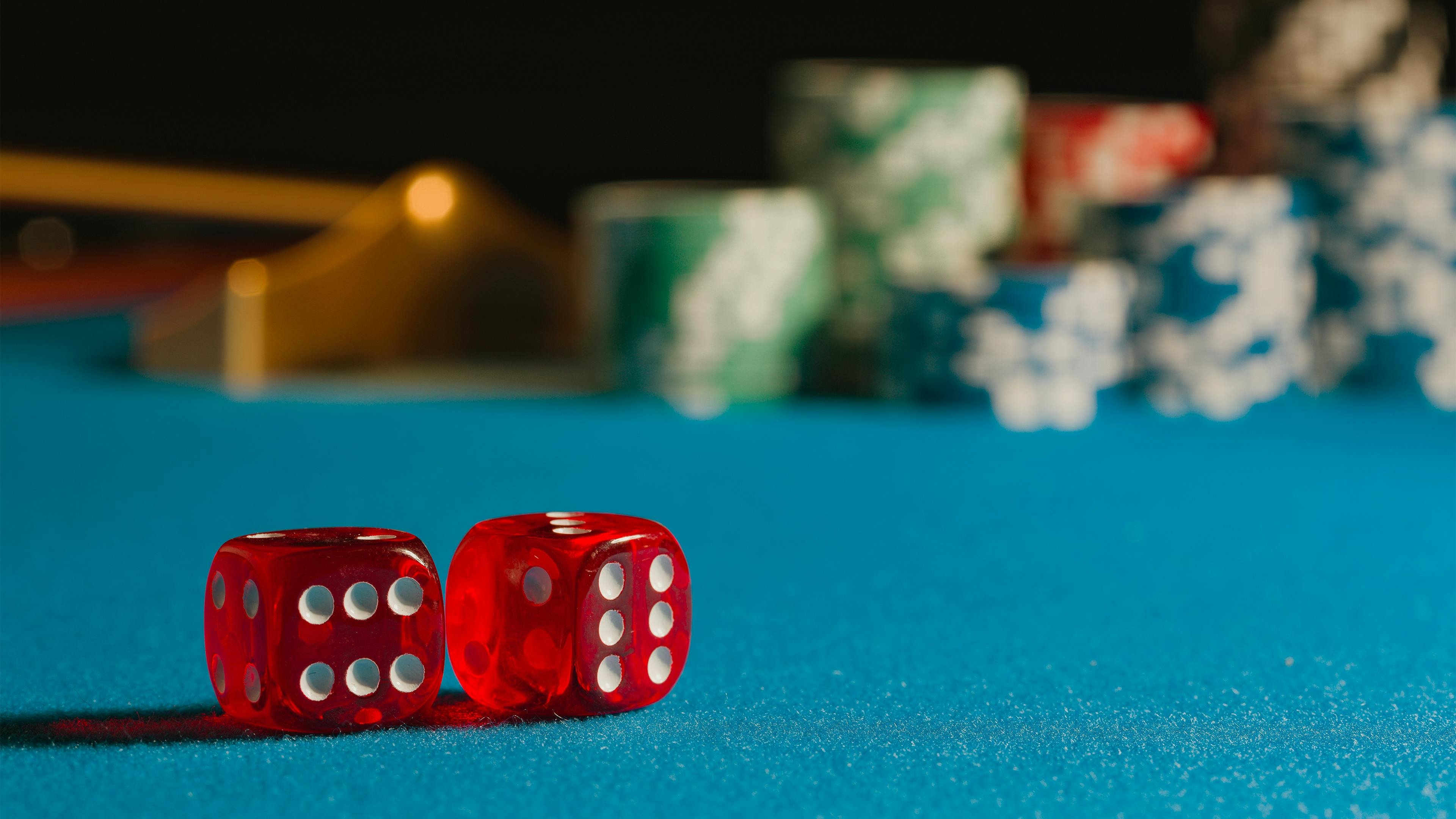 fatbet net Mobile Slots APP ဖြင့် Smartphone ပေါ်မှ Slots ကစားနေသောမြင်ကွင်း